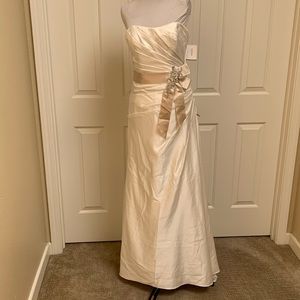 David's Bridal Ivory Strapless Wedding Gown